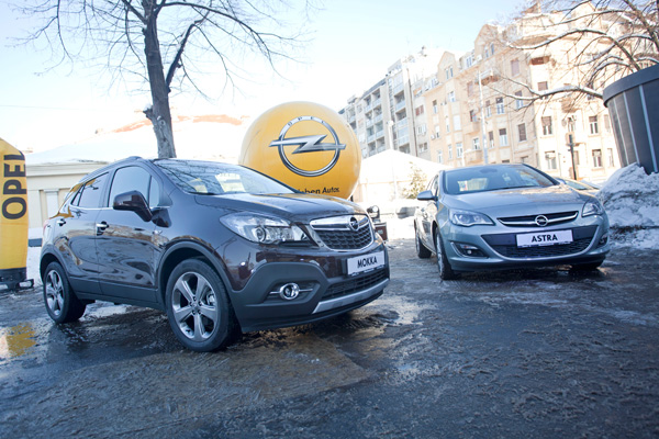 Opel_Astra_Sedan_i_Opel_Mokka_1